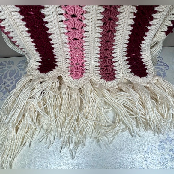 HANDCRAFTED Knitted Fringe Throw - Picture 4 of 5